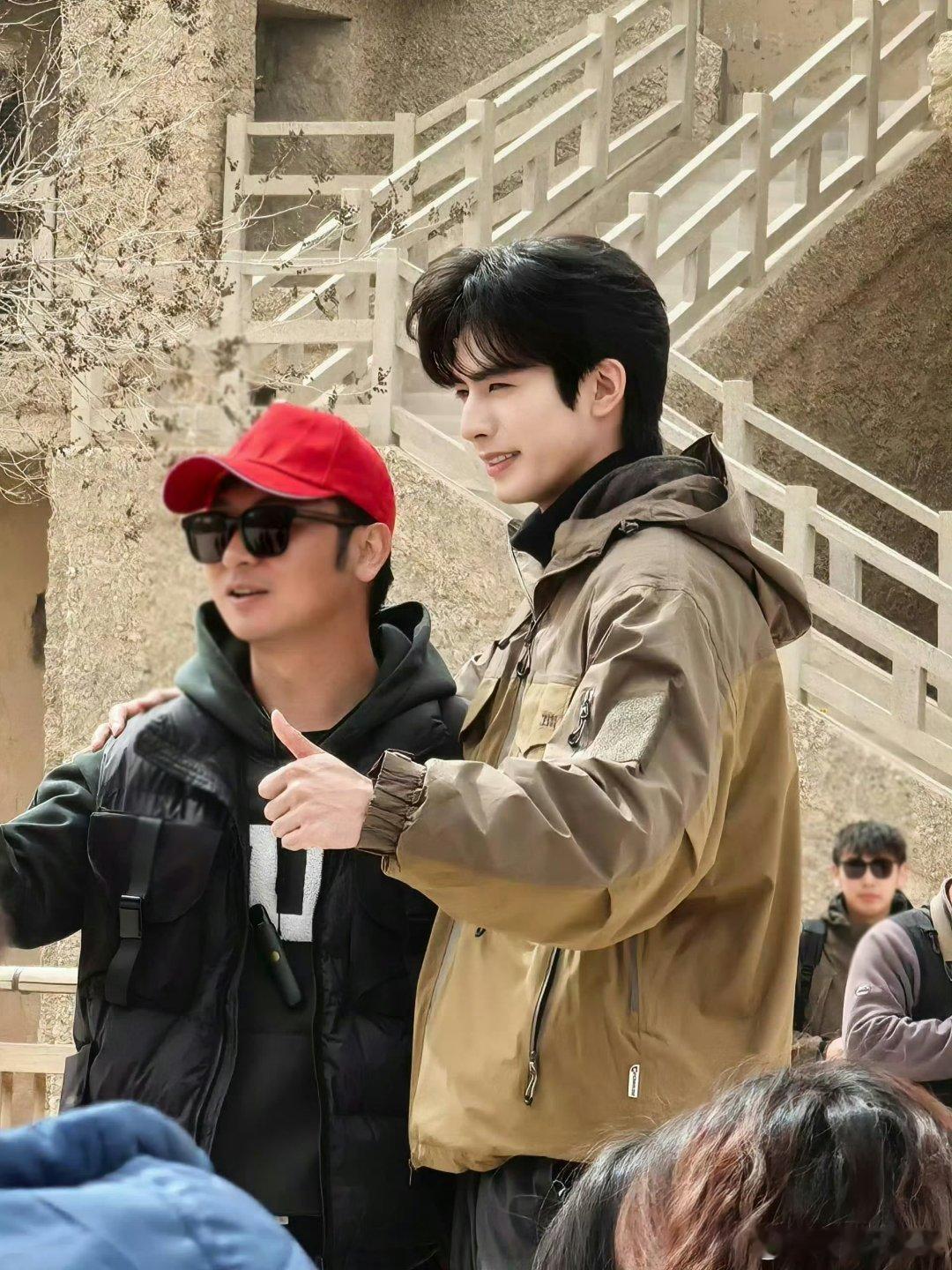 宋威龙和周围人不在一个图层此男已超过三次元，走路帅的太权威了，好长一条人呀，人气