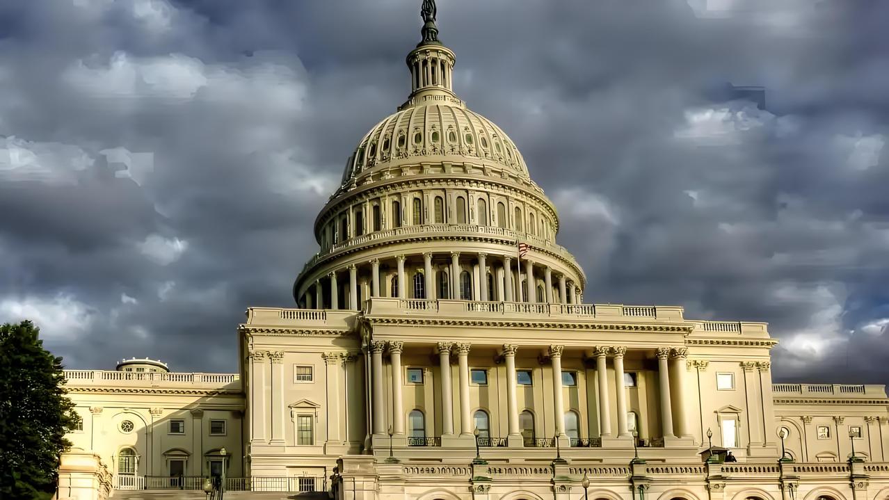 从这些报道能看出，美国的霸权似乎正处于衰落态势。
在经济上，美国的一些政策如征收