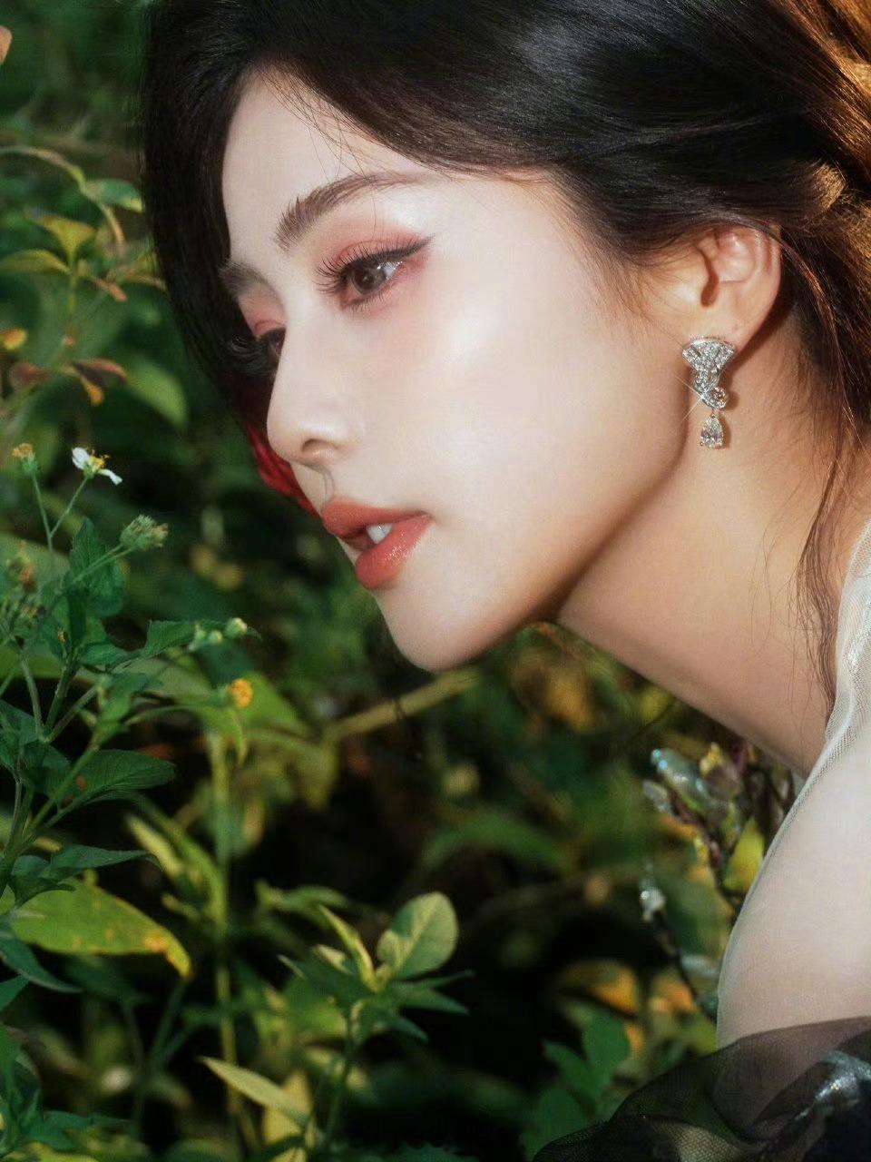 白鹿 林间花仙子白鹿郭培超季高定首秀，油画仙子下凡 了 