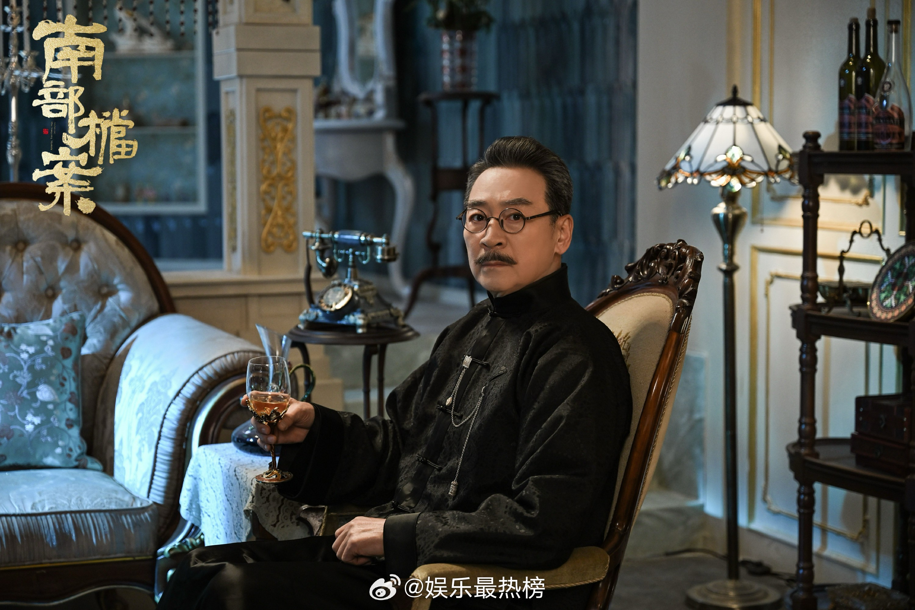 南部档案 《南部档案》热播 寇振海饰演船王董时昌气场全开 近日，由南派三叔亲自操