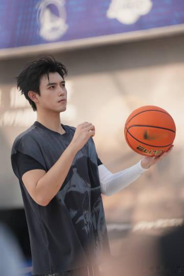 陈飞宇湿发篮球少年被陈飞宇冷脸萌硬控了陈飞宇湿发篮球少年造型真的很难不心动，清爽