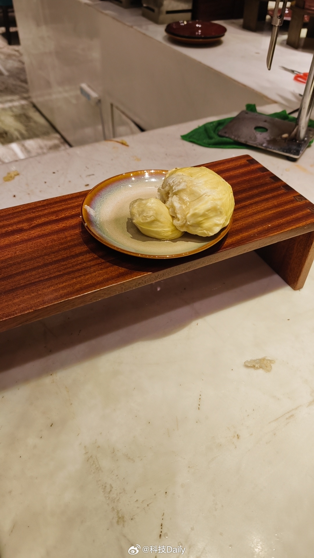 网红水果店两块榴莲370元闹呢谁买啊太贵了吧，猫山王都没这么贵吧，今年榴莲说实在