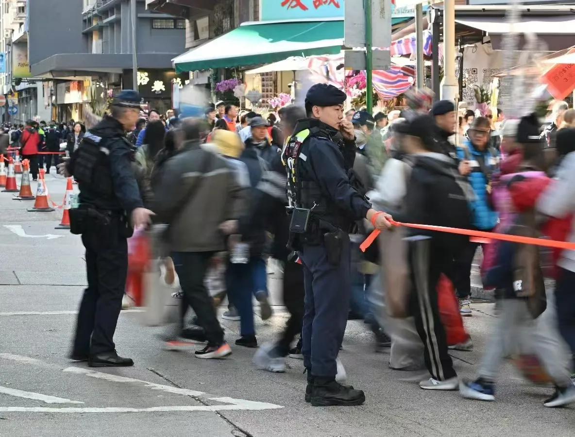 现场照片：春节期间，在尖沙咀、中环、新界等街头执勤的香港警察部队。