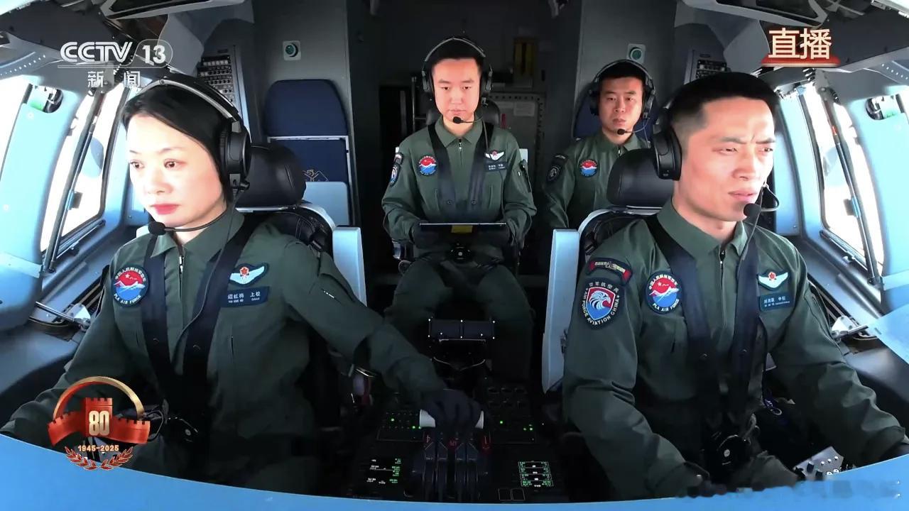 又帅又飒，今天阅兵驾驶运油-20A的女机长，中部战区空军某部的谭红梅上校。93阅