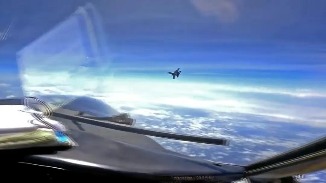  美国印太司令部称，一架中国战斗机在南中国海上空对一架美国军用飞机进行了不必要的