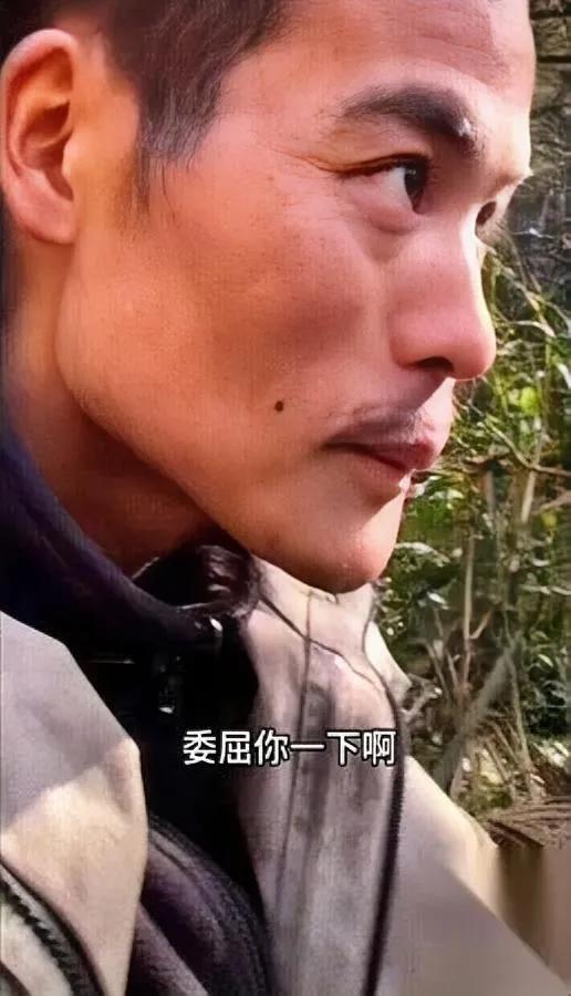 营地半夜静悄悄

他撒了圈细沙在周边

第二天谁动陷阱全现形！刀疤哥没骂人没动手