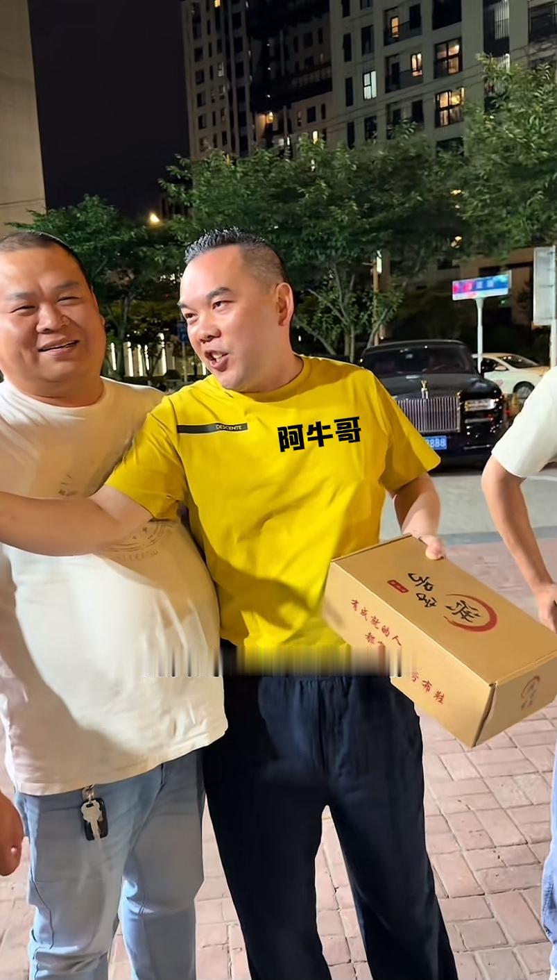 上海阿牛哥，现在都有心理阴影了，只要听见身边朋友姓张，心里立马就发怵。

昨天他