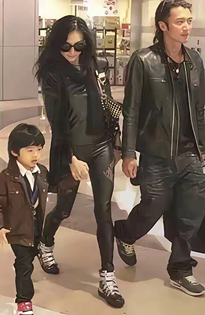 多么幸福的一家三口啊 可惜了 