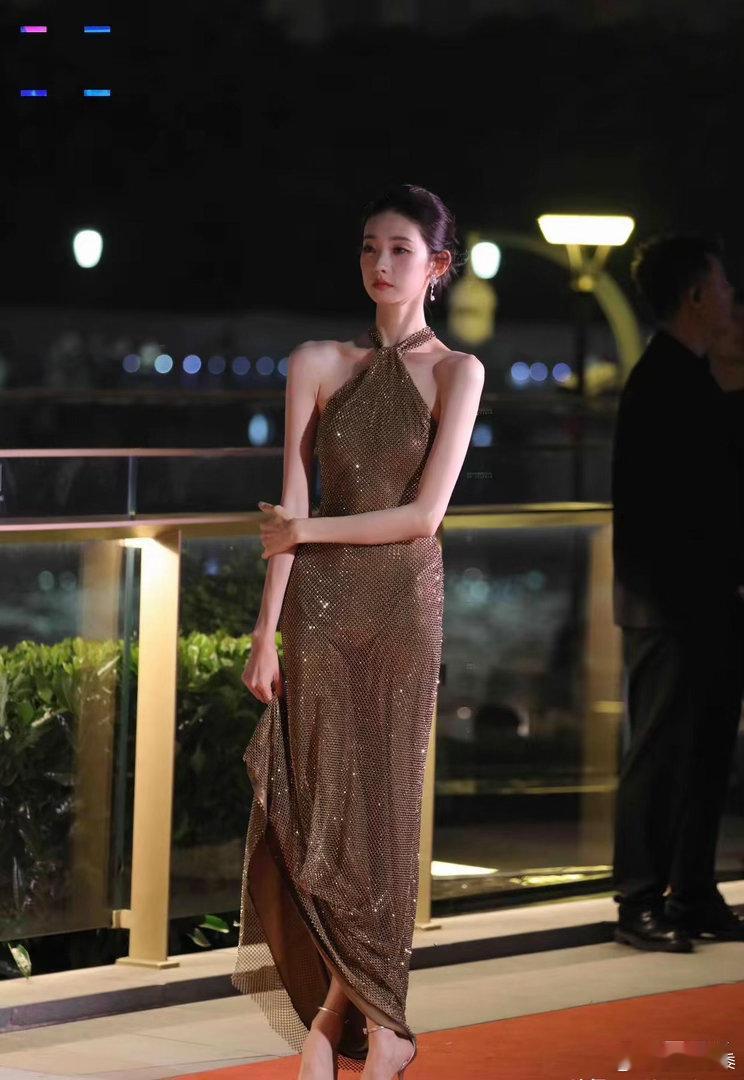 张艺凡这是把手机揣安全裤里了吗？这大长裙子取放能方便吗￼￼ 
