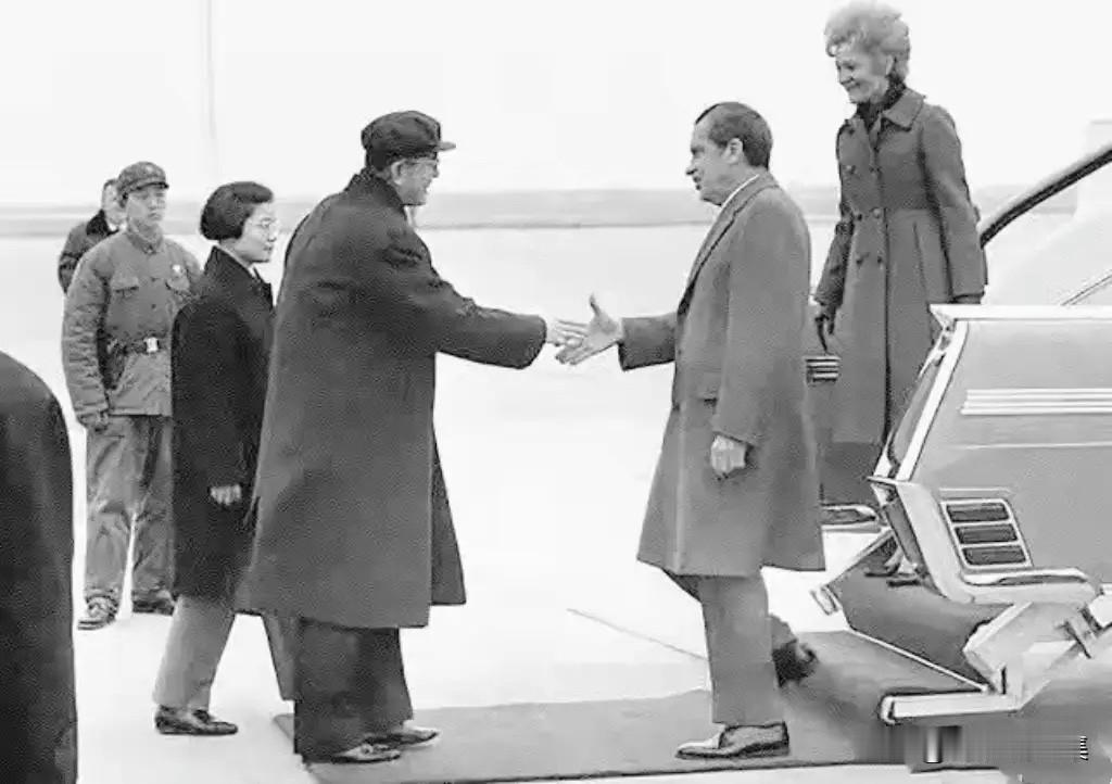 1972年2月21日，外交部副部长乔冠华（右三）与外交部礼宾司副司长王海容（右四