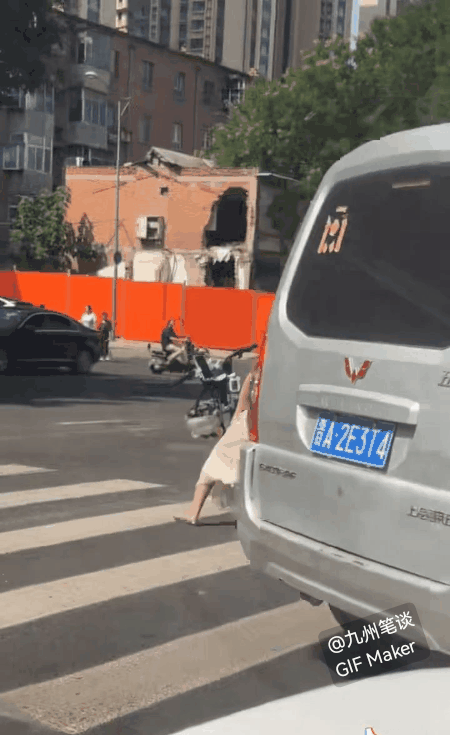 大型社死现场！不知道的还以为两个人在干嘛呢！穿长裙骑乘电动车、自行车，太容易发生
