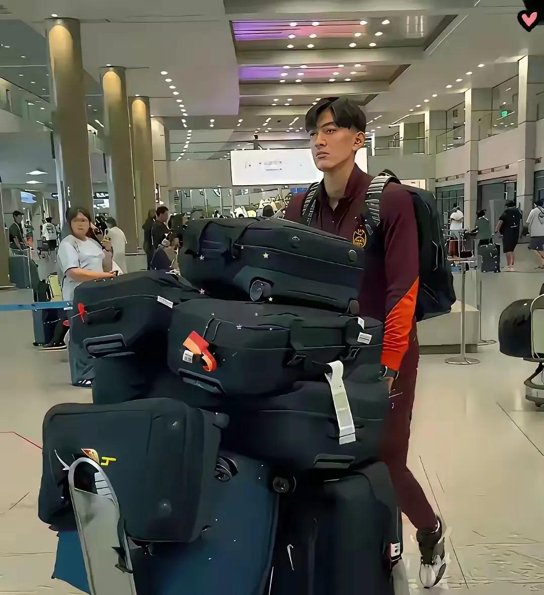 国足出征韩国，从他们携带的装备来看，重视程度远超以往。
从图片上看，每个队员都携