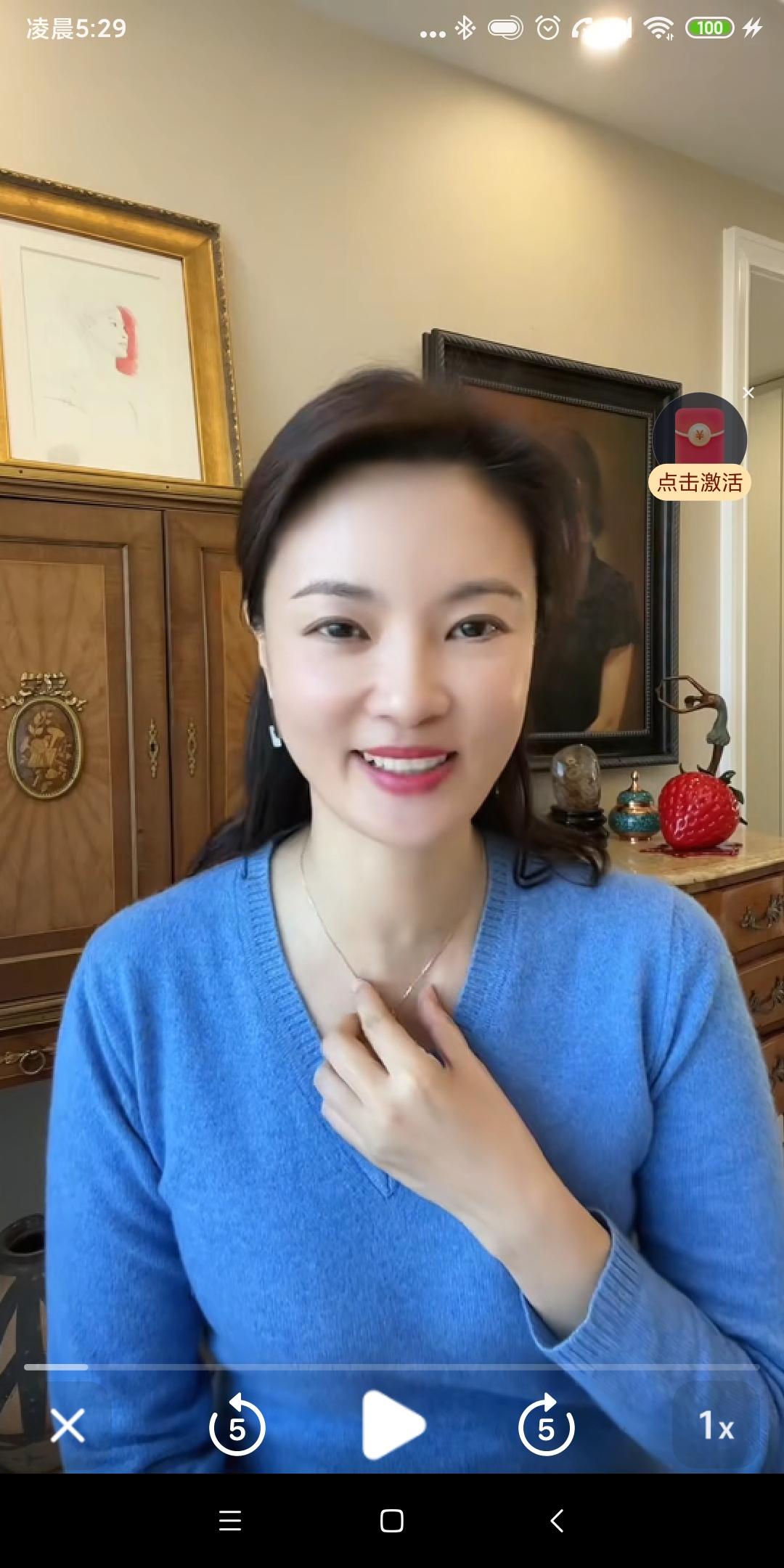 央视美女刘芳菲，宛如春日里走出的仙子。她1977年出生于黑龙江哈尔滨，毕业于吉林