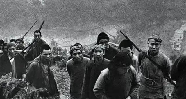 1950年，16军军长尹先炳押送75车棉衣粮食，途中遭千余名土匪围攻，他脱险后追