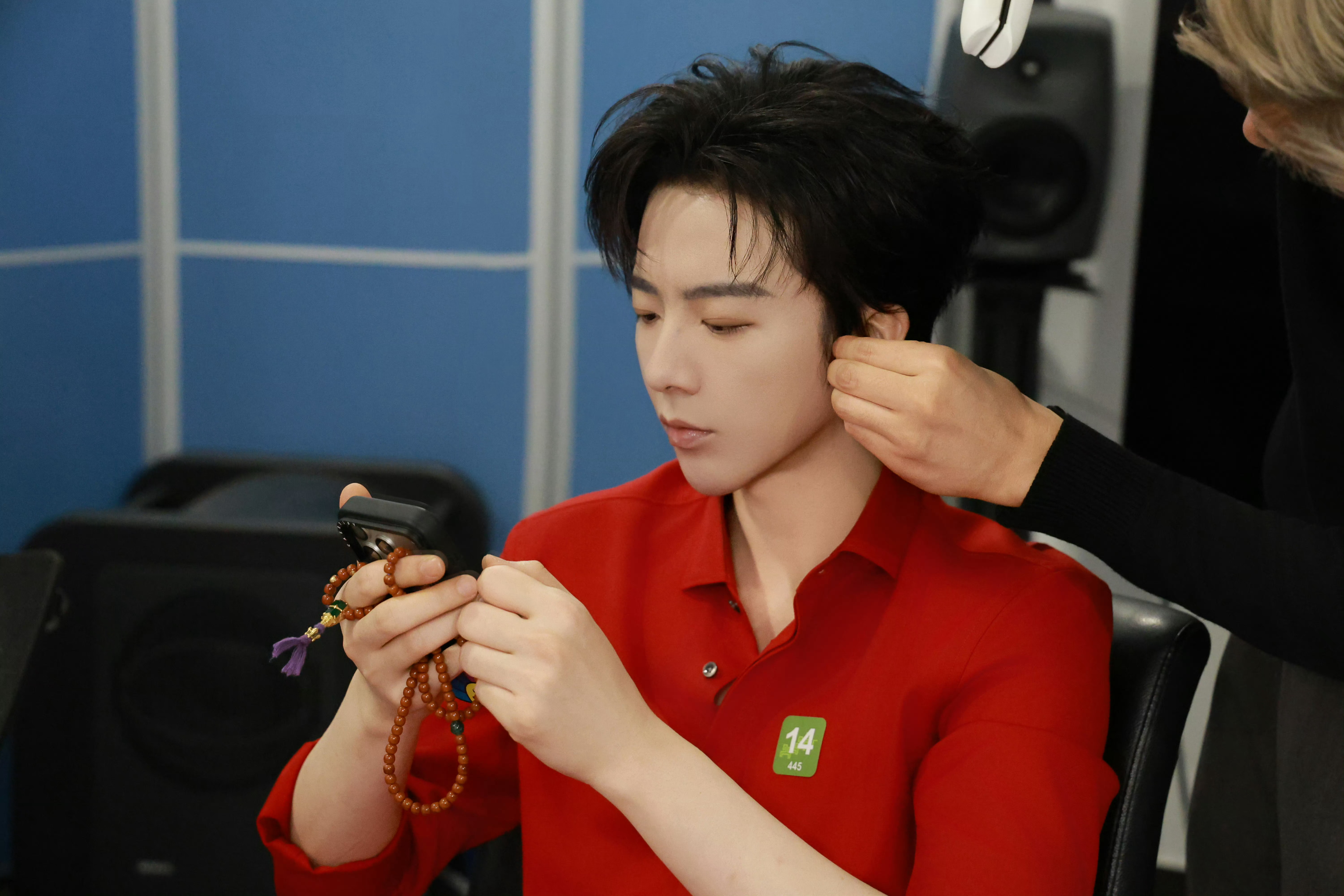 越看越喜欢，刘宇宁帅的精致～完美下颚线。 