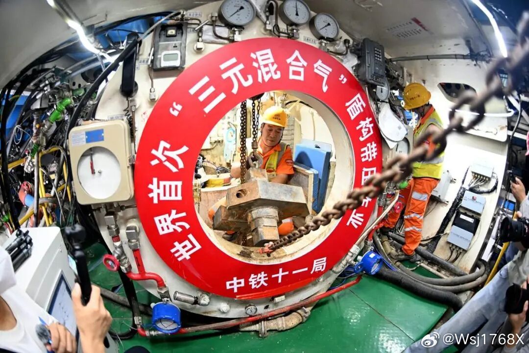 23日，我国自主研制的新型盾构换刀装备在世界最长海底高铁隧道——甬舟铁路金塘海底