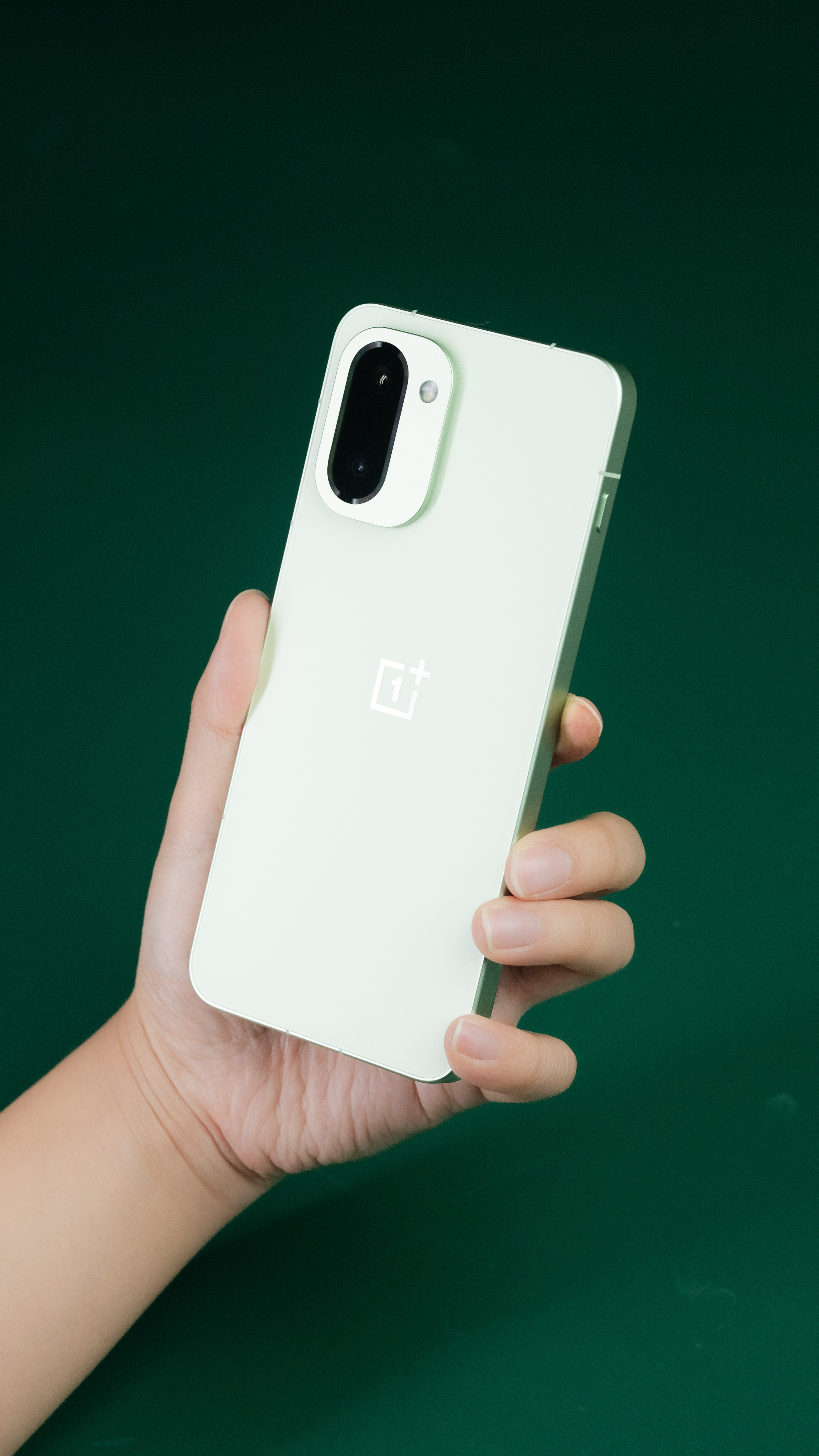 兄弟们，一加 Ace 6T 这性能，真的有点“犯规”了！刚拿到手随手跑了个分，好