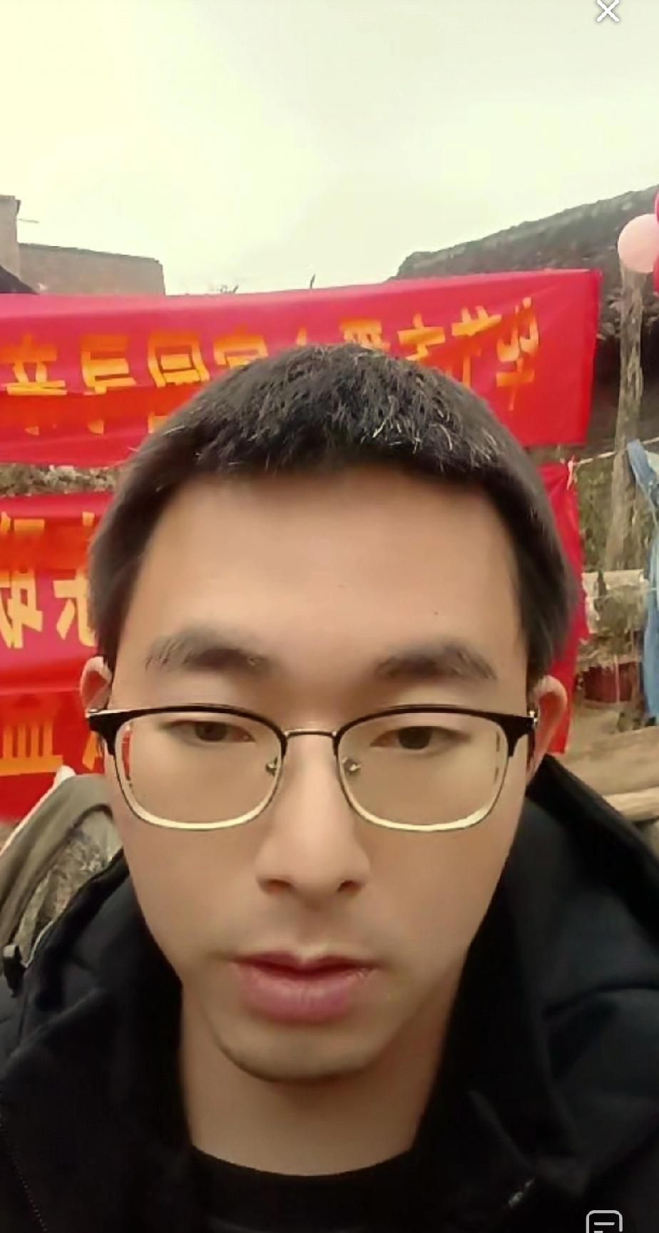 大家都支持胡龙以后的直播方向。胡龙回归家庭，是因为他家境太差。网友们在评论区纷纷