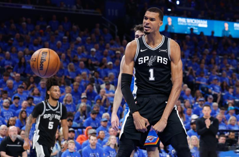 今日NBA公布了本赛季最佳防守阵容。最佳防守阵容一阵：文班亚马、切特、奥萨尔、戈