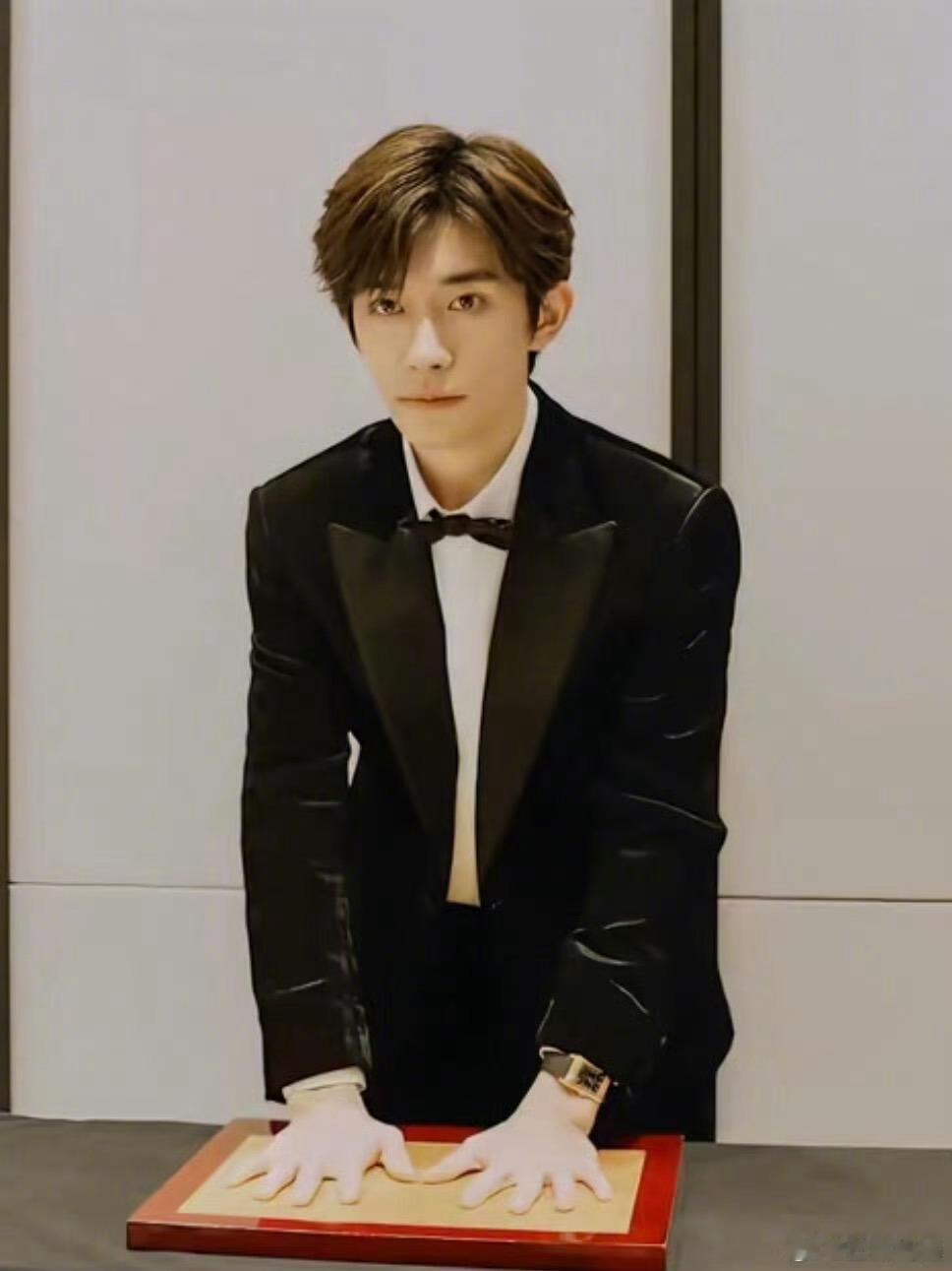 易烊千玺金鸡影帝留金手印，可以可以，