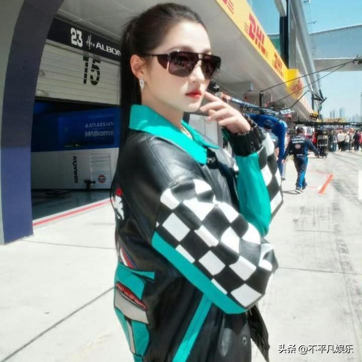 2026年3月14日，关晓彤以酷飒机车风造型惊艳亮相上海F1中国大奖赛，受轮胎品