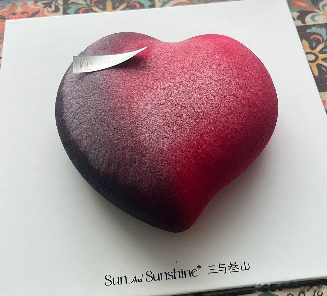 去年多多想要这个玫瑰之心蛋糕，巴掌大差不多400，没舍得给她买。这次借着我的生日