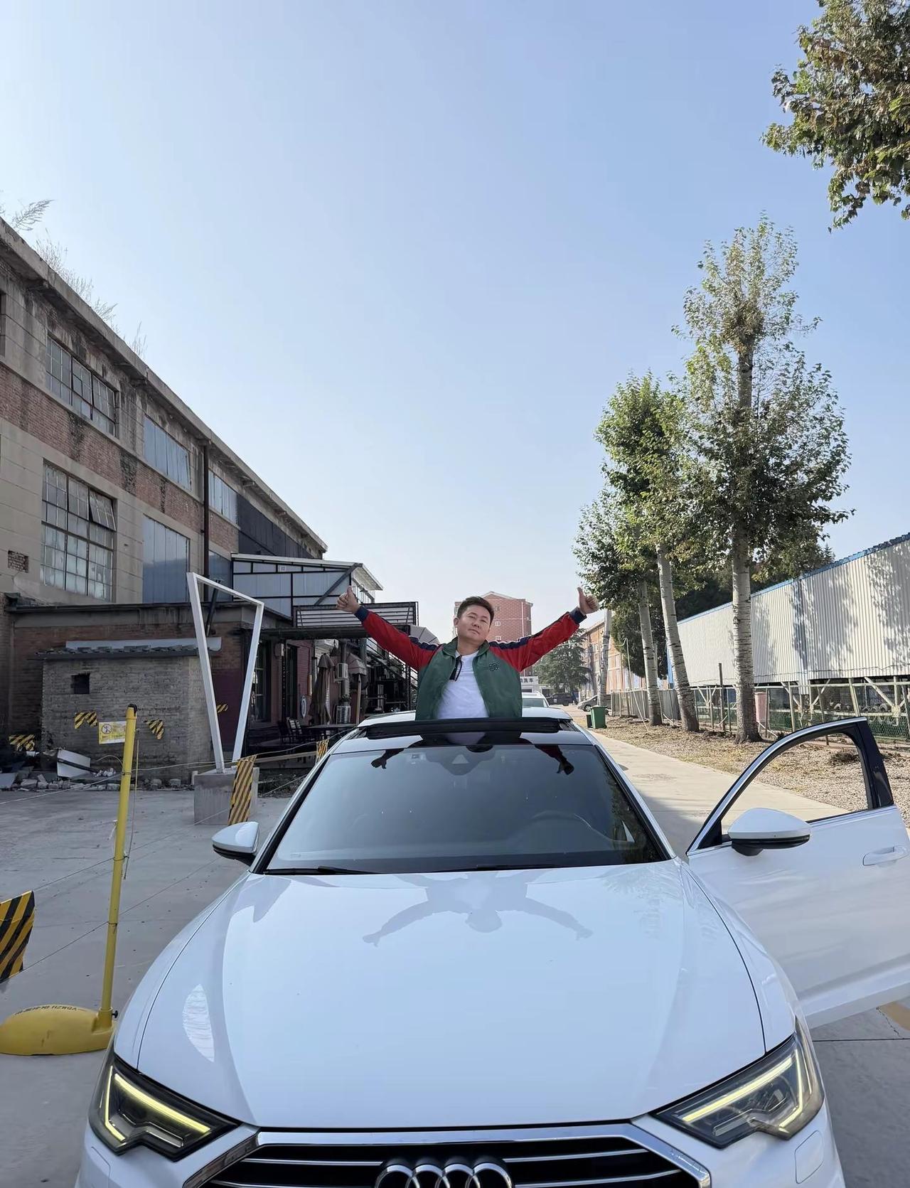 老板今天刚提了一辆白色奥迪a6l 让我拍来两张精神的照片老板让我拍个宣传视频 新