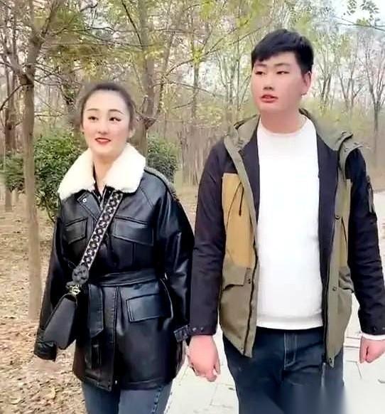 我有时候真觉得挺魔幻的。
把“不吃喝、不乱来”当成一个富二代的核心优点拿出来猛夸