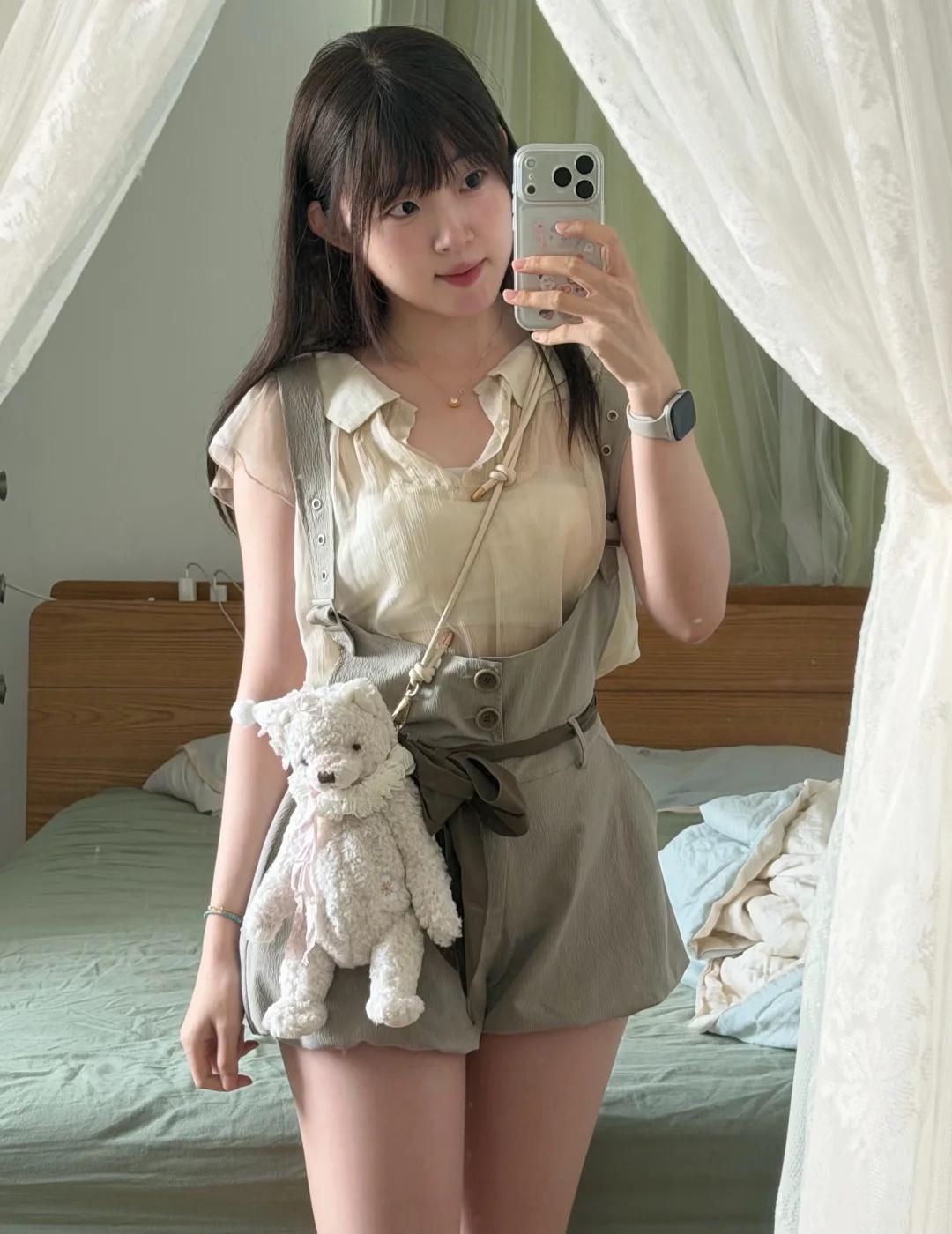 周末穿穿健身服之外的
健身了好像穿不了正常衣服了
都不是内味
还是穿健身服好看点