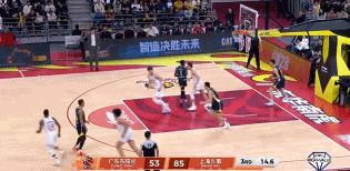 打崩了！粤沪大战进入第三节，广东男篮虽然尝试反击，但是屡屡无功而返，反被上海男篮