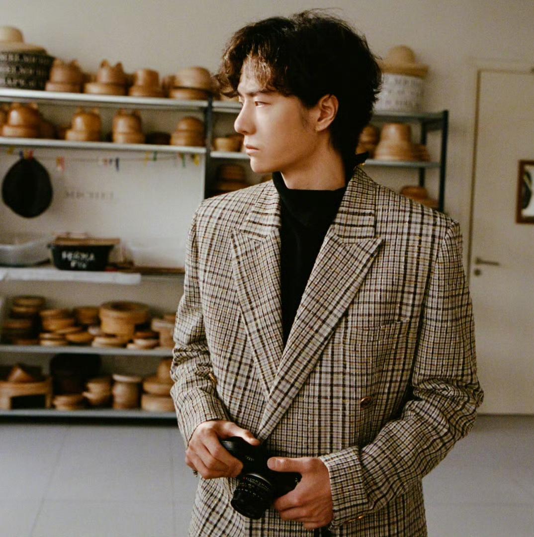 王一博 in CHANEL 📷  周末物料惊喜掉落！
巴黎𝘭𝘦19M大楼高