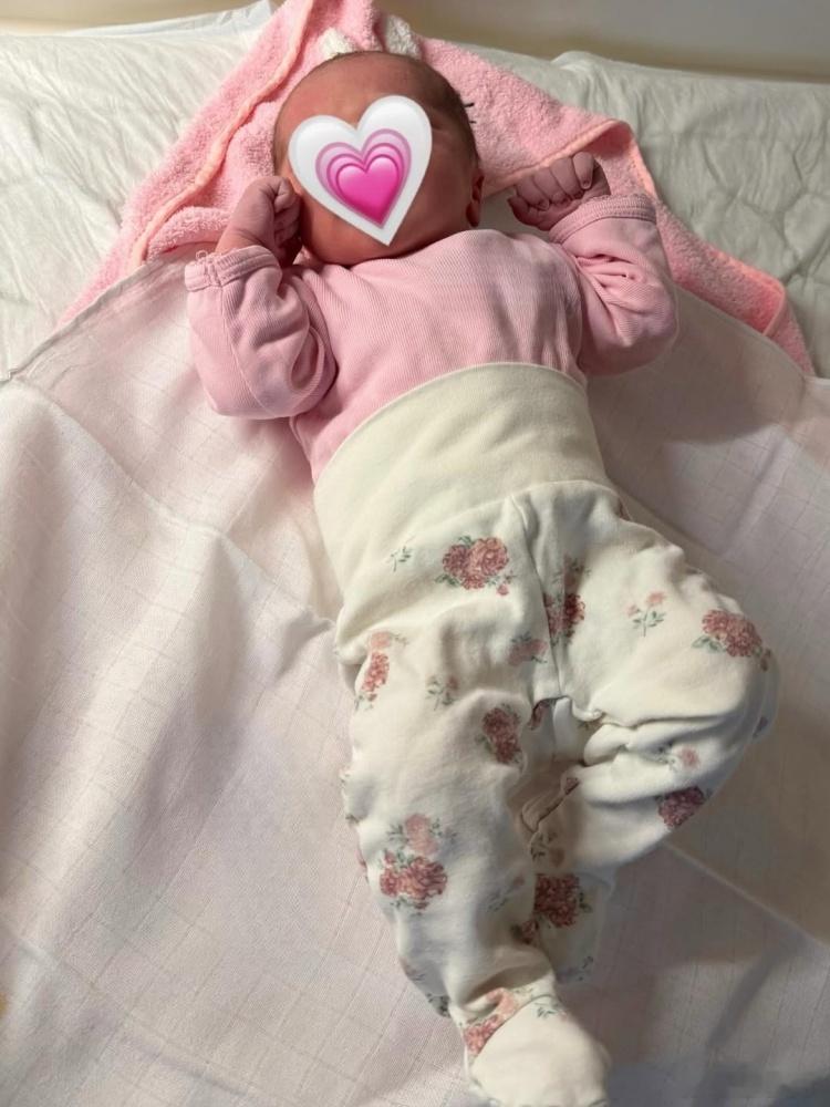 东契奇新出生二女儿的照片，取名Olivia（奥莉维亚）！老詹、拉拉维亚他们都送上