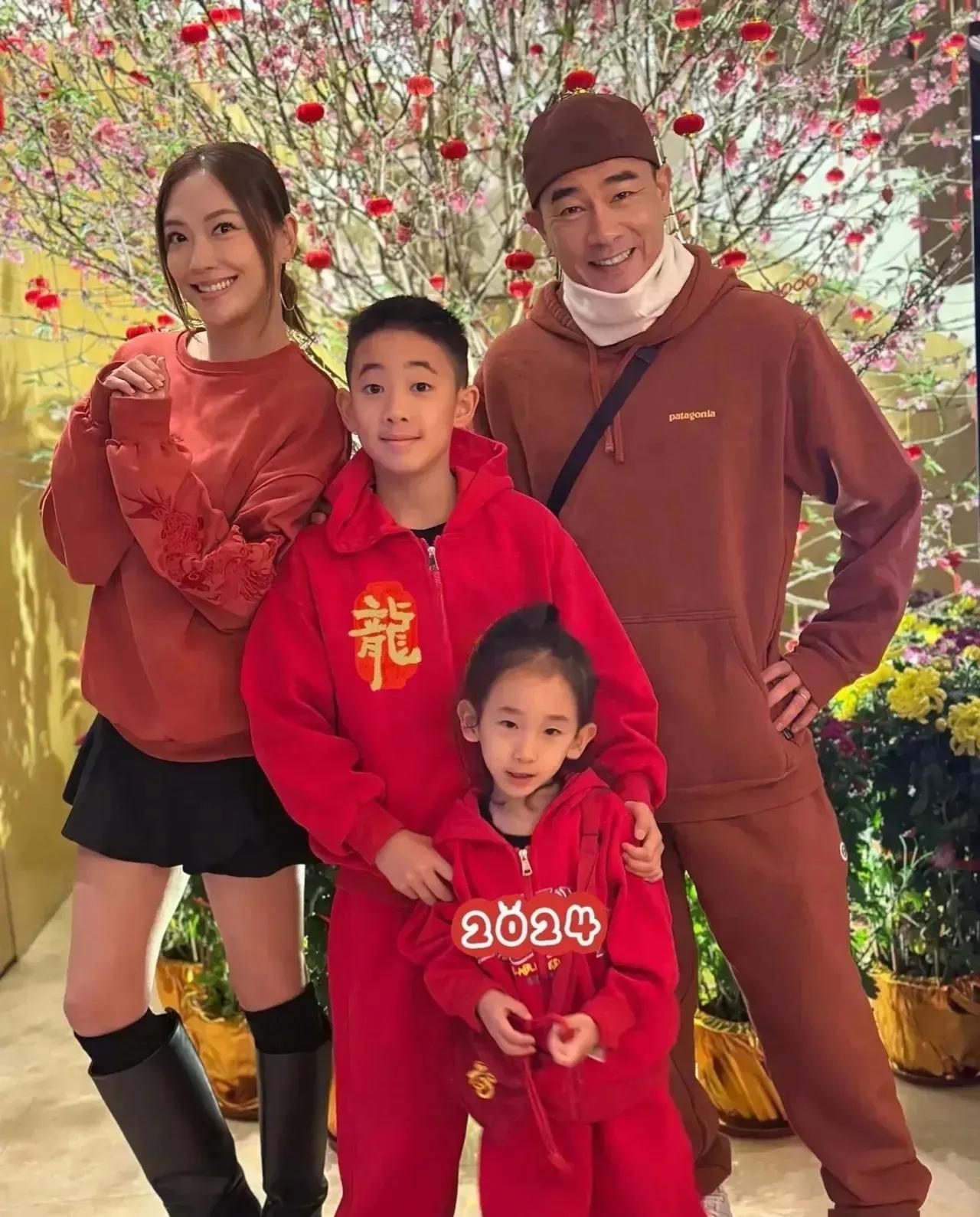 明星全家福来了～
1️⃣陈小春一家四口
2️⃣李亚鹏一家三口
3️⃣赵文卓一家四