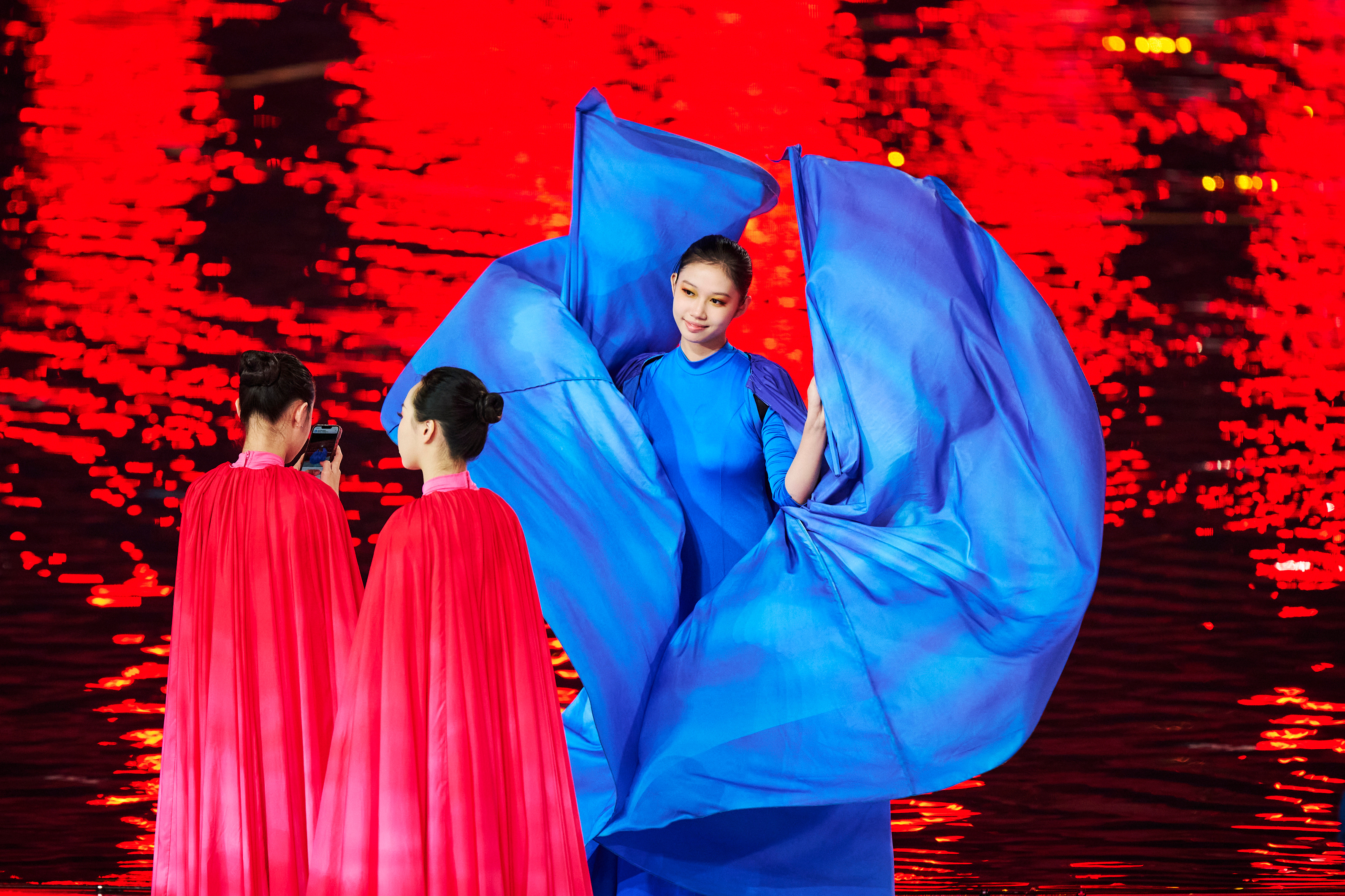 裙摆飞扬的那刻，沉浸和回眸都醉美！喜欢全运会开幕式和彩排抓拍的这组照片。摄影： 