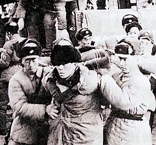 1978年的浙江黄岩县宁溪村，几名公安干警撬开村民王金英家卧室的青石板，发现石板