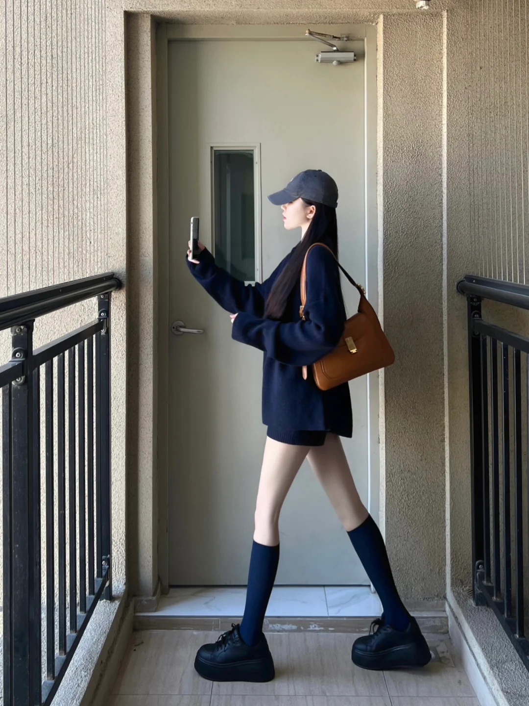 小腿袜搭配毛衣短裤