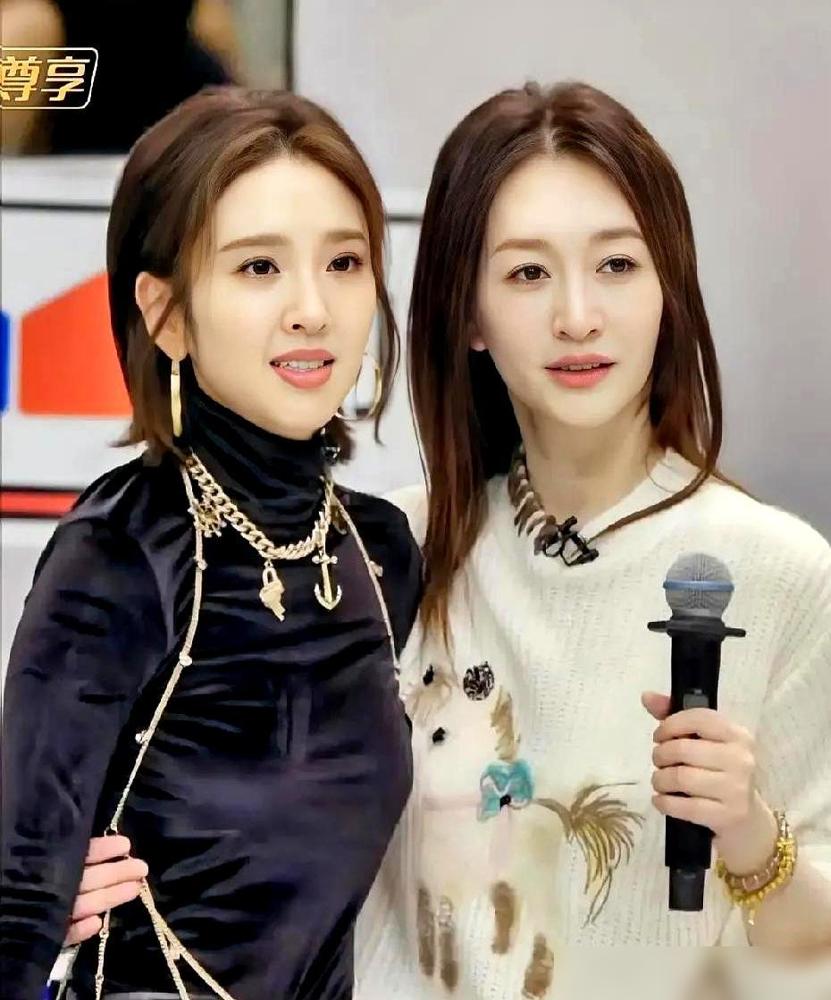 别再吹李小冉戴黄金高级了。我告诉你，这不是品味问题，这是赤裸裸的基因碾压。
黄