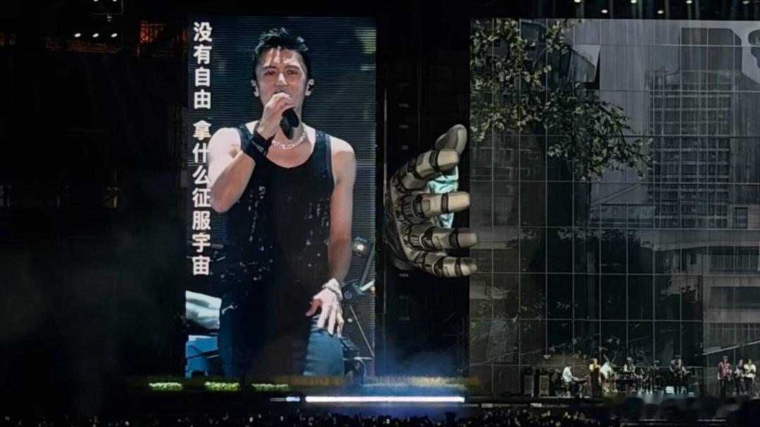 谢霆锋脱了 黑色衬衣+微闪珠光背心+摇滚吉他。谢霆锋演唱会南京站这三连击，简直顶