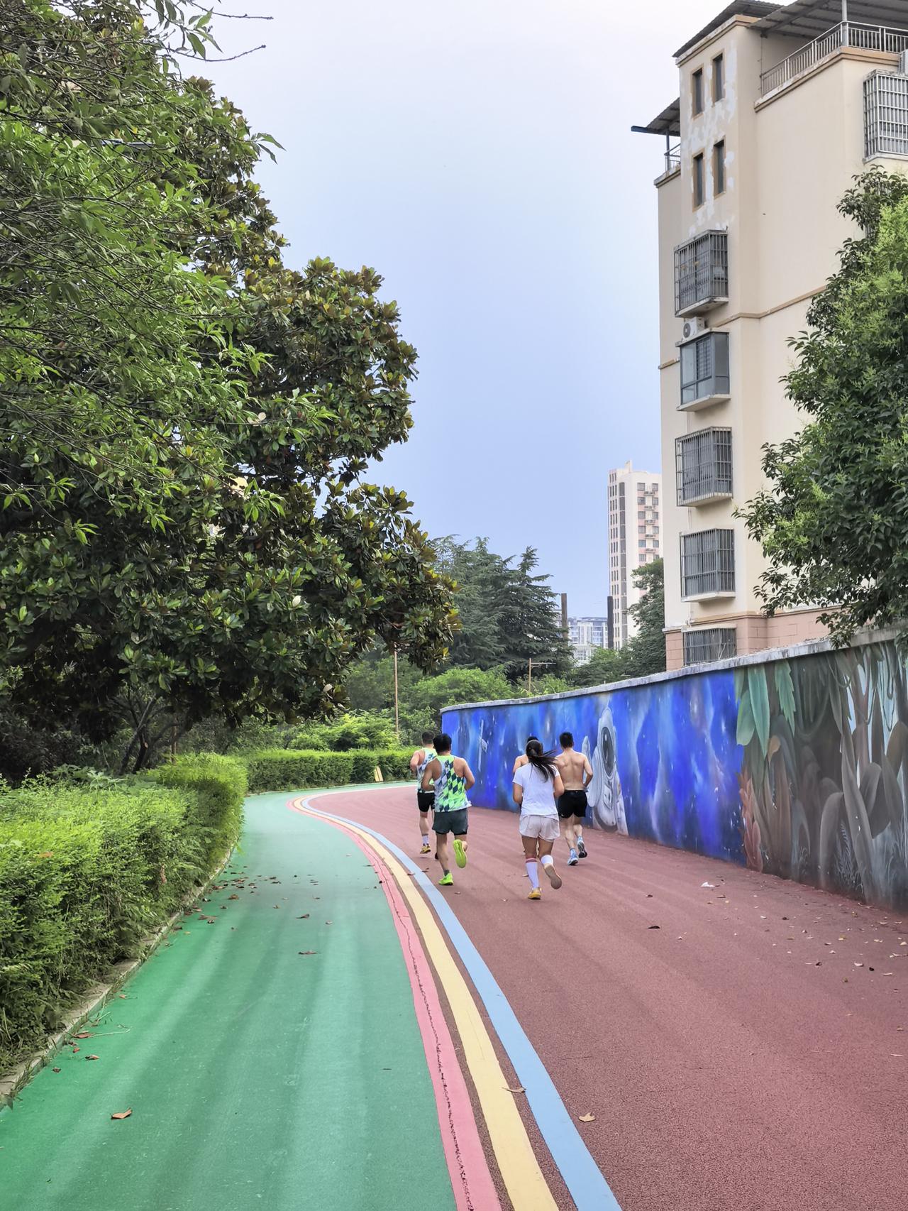 鄢陵花博公园的内部的塑胶跑道，跑一圈大约3.3公里。我的配速是5分多，跑完一圈，