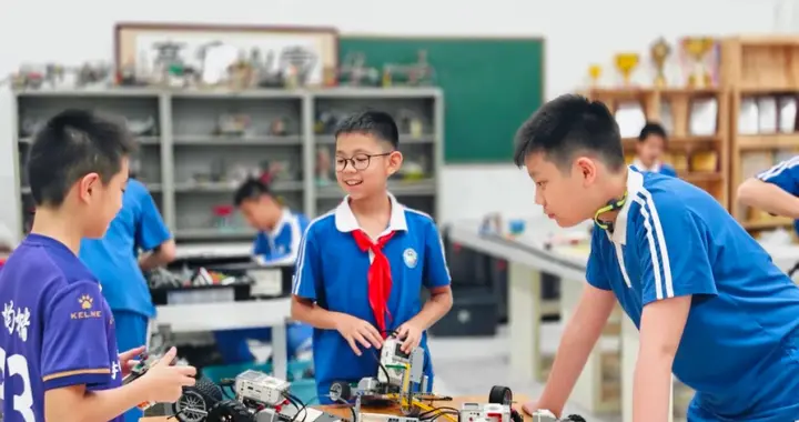 从“小科学家”到“大科学家”，Al、脑机前沿科技走进校园