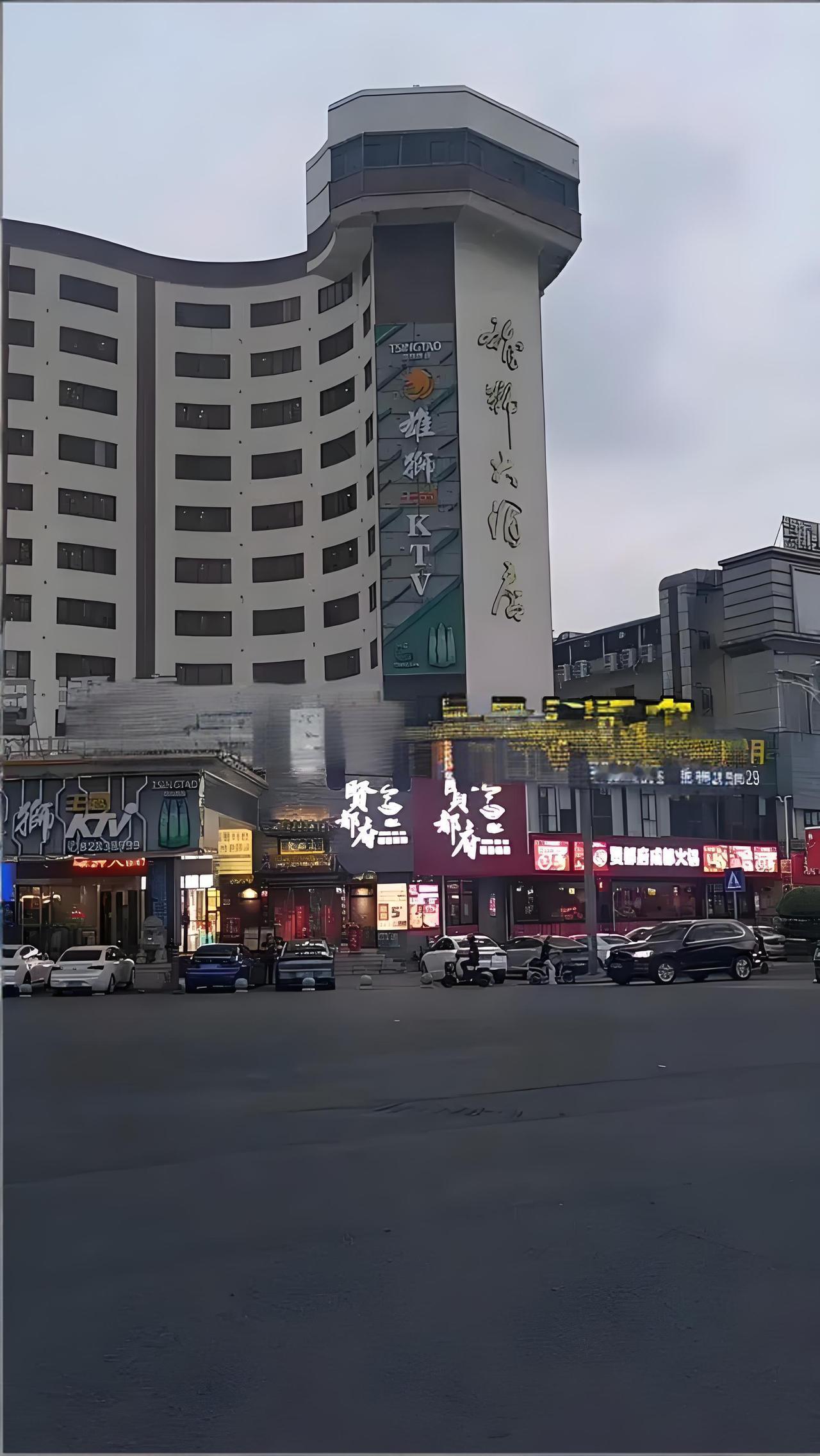 90年代的东莞常平镇， 在我想来，常平应该是全东莞最为热闹繁华的镇之一！
   