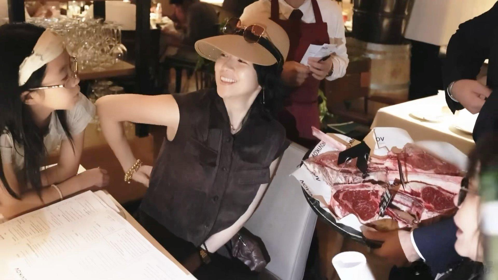 章子怡温网神奇的社交圈章子怡带娃观战温网 温网看台熟人遍地走，抖森、妮可基德曼悉