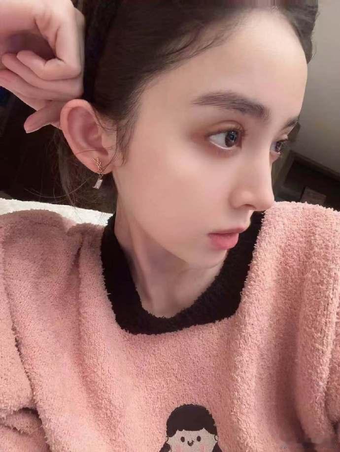 #娜扎素颜侧颜随拍#娜扎素颜侧颜随拍惊艳，未施粉黛却明艳。粉色卡通睡衣加持，可爱