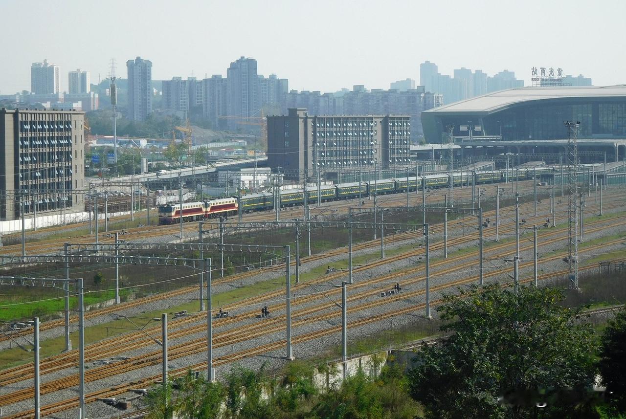 2019年11月，重庆西开往合肥的K1154次列车驶出重庆西站。这趟列车是201