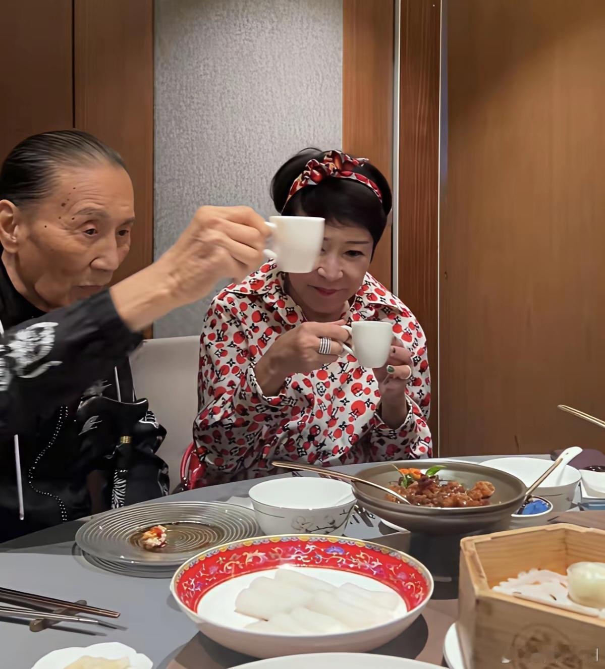 看完这几张照片，我终于明白谢贤为啥一年四季要带墨镜了。[我想静静] ​​​
