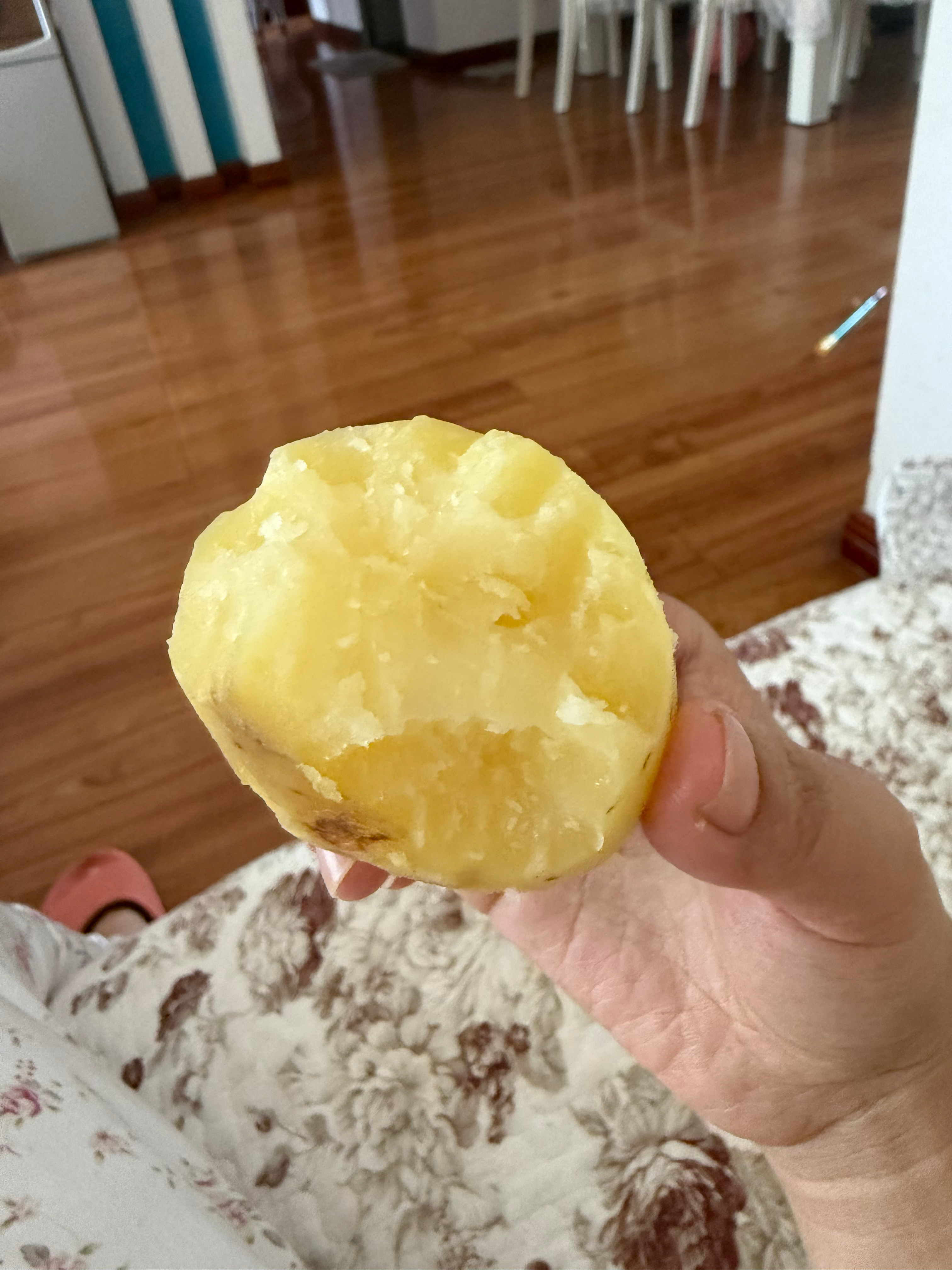 我爸煮的土豆，太面了太好吃了。就是没有辣椒面了，买的还没到，差这么一步