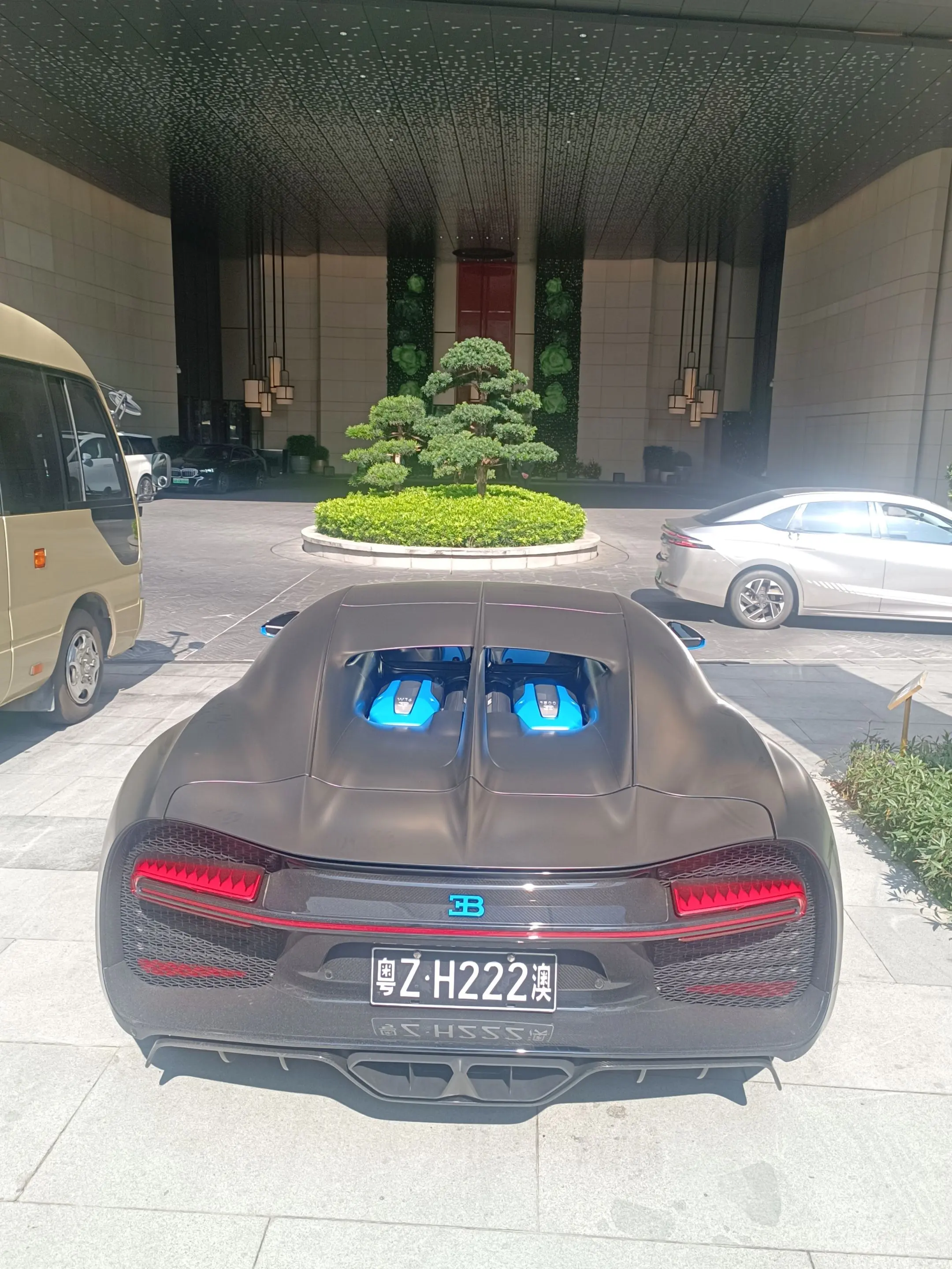 广州酒店门口遇见布加迪 分享一下
