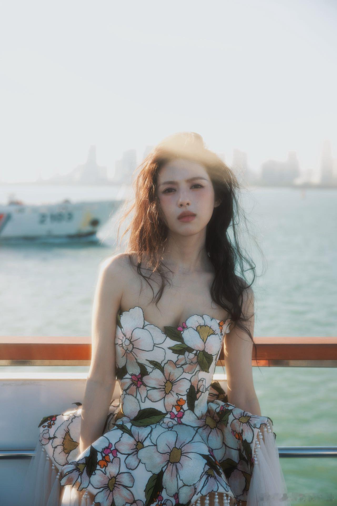 一眼沦陷！她往那一站，公主感在人群中格外突出，裸色裙与海景碰撞出极致氛围感，这波