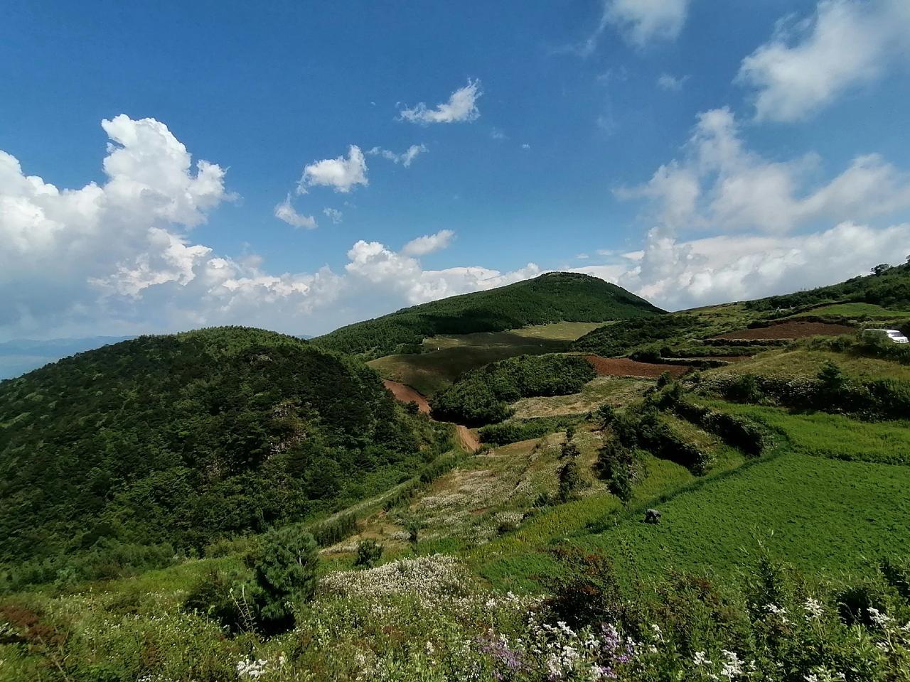 #云南的天空不需要滤镜 #天很蓝太阳很暖故事很短 