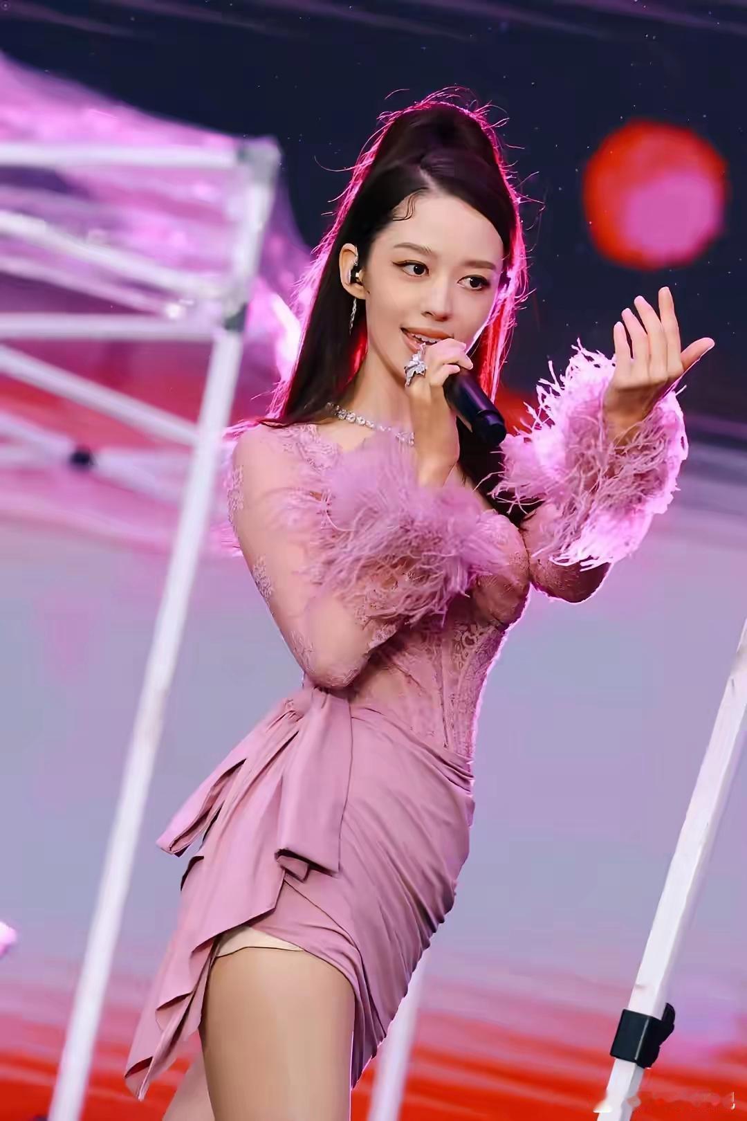朗朗的老婆这是怎么了？朗朗的老婆吉娜，曾经以知性优雅的形象示人，参加活动，无论是